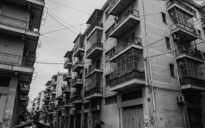 Το Κλουβί: 15 Εκατοστά Μπετόν Ανάμεσα στο Τίποτα